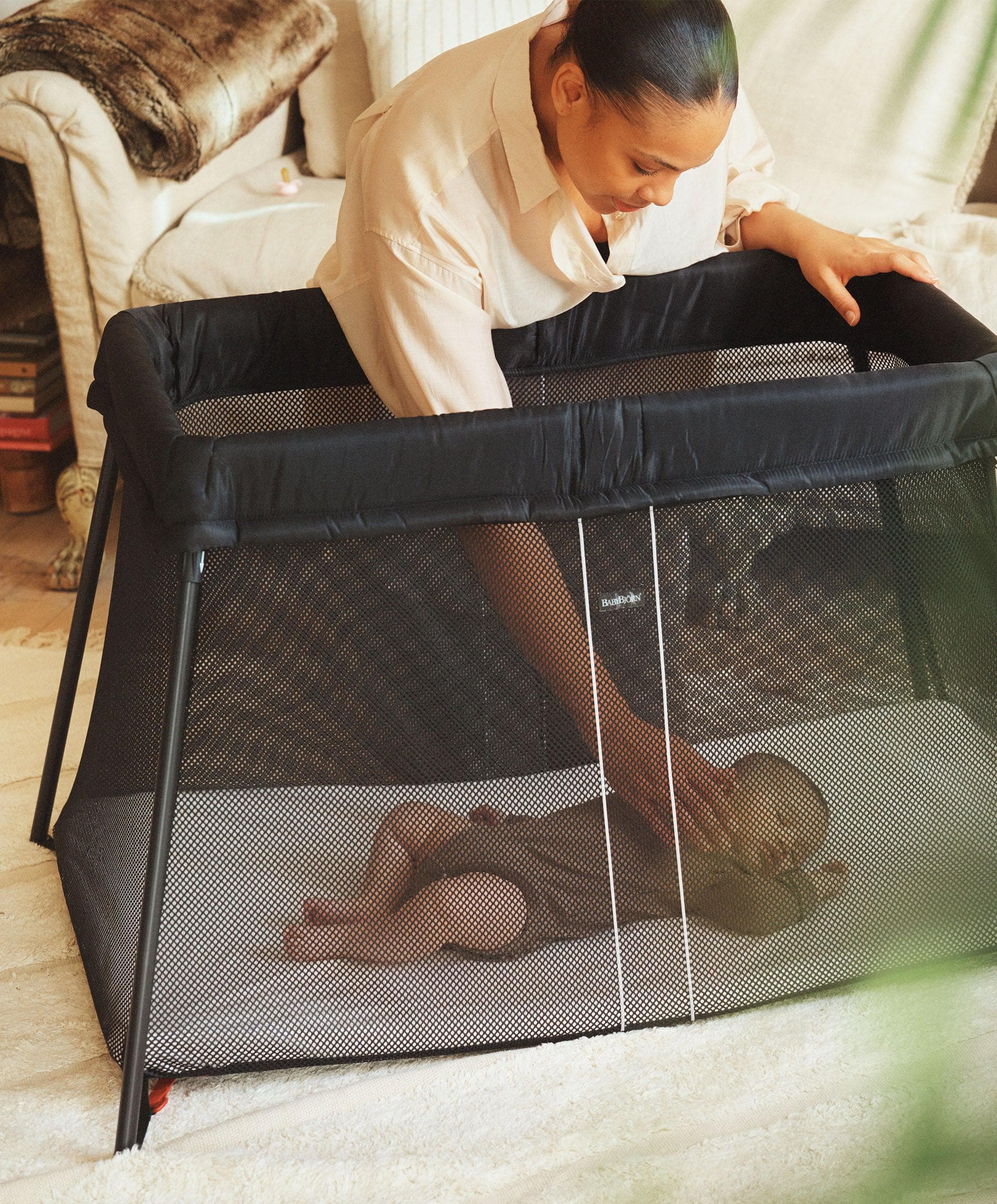 BabyBjörn Travel Cot Light Bundle with Fitted Sheet - Black - Image 3