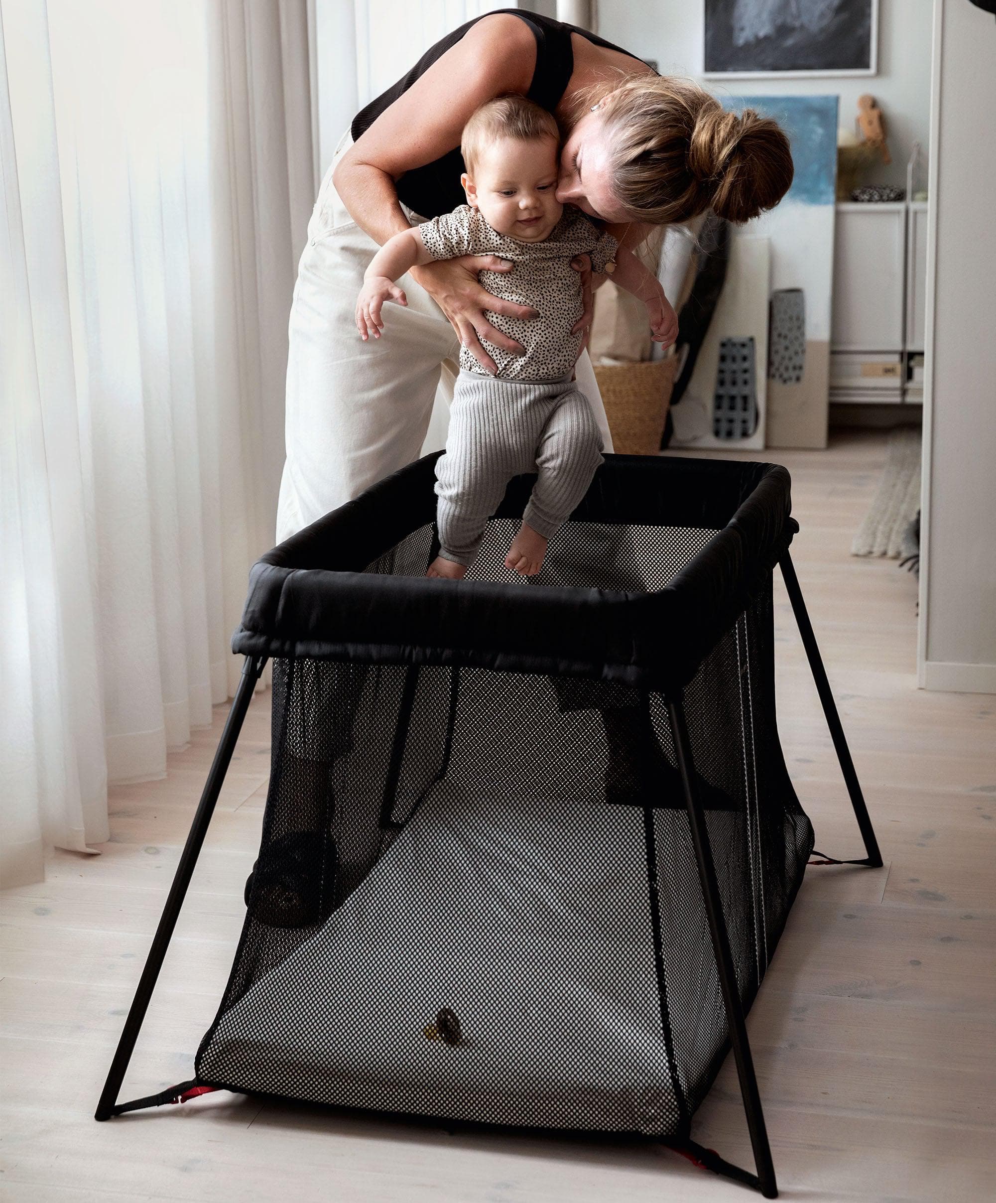 BabyBjörn Travel Cot Light Bundle with Fitted Sheet - Black - Image 4