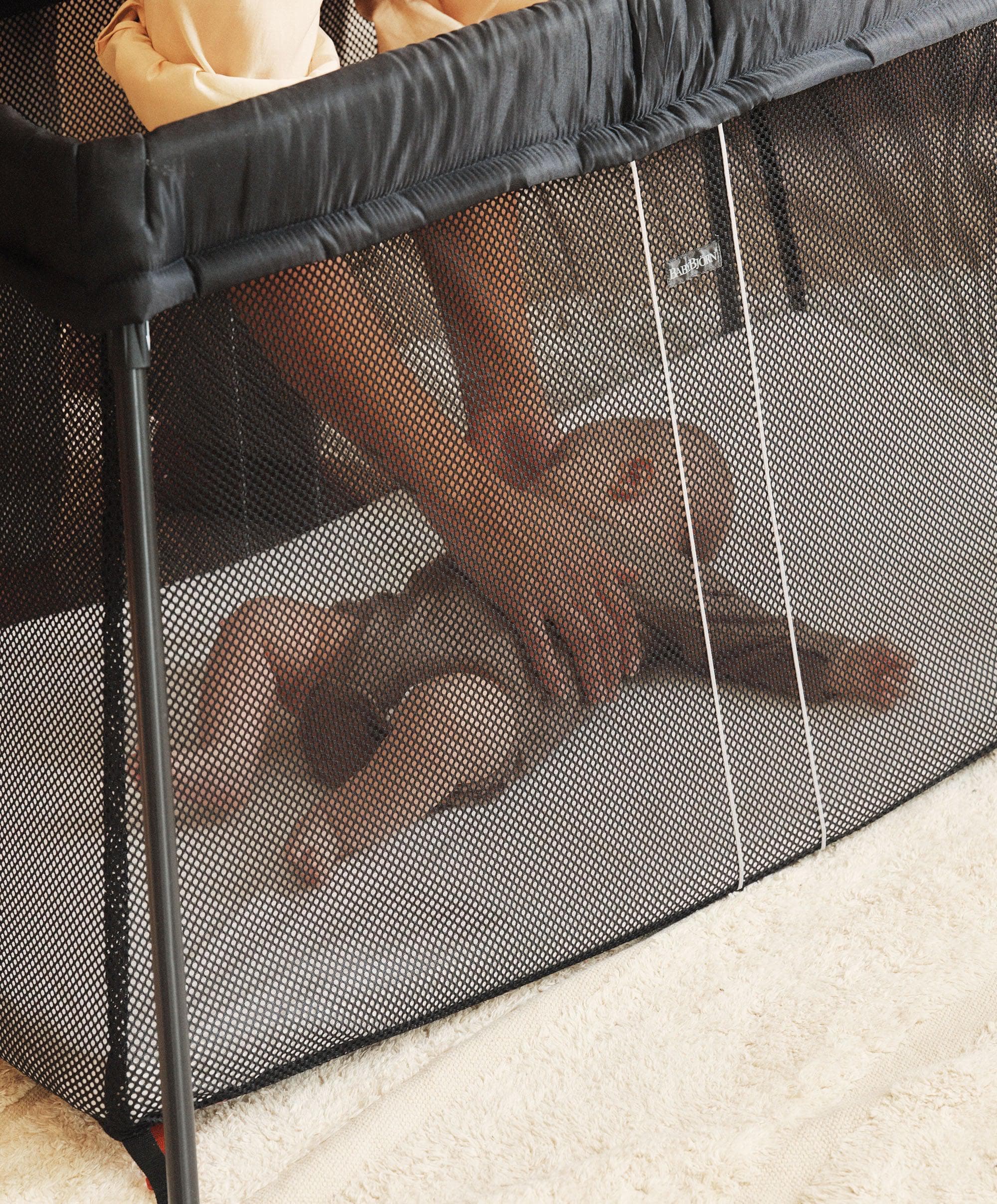 BabyBjörn Travel Cot Light Bundle with Fitted Sheet - Black - Image 7
