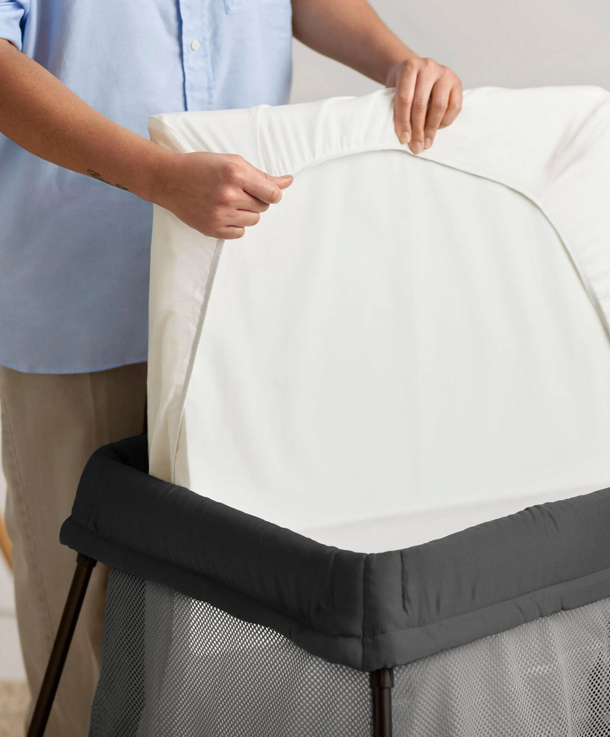 BabyBjörn Travel Cot Light Bundle with Fitted Sheet - Black - Image 9