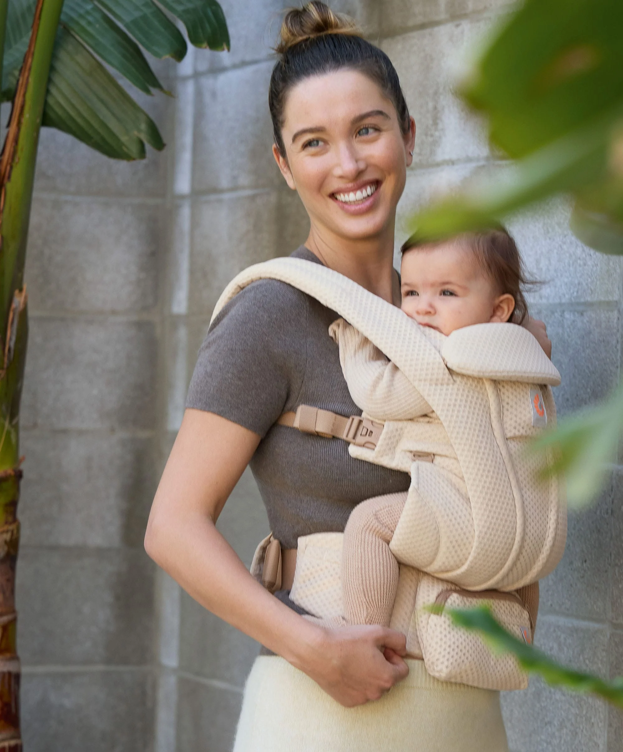 Ergobaby Omni Deluxe Mesh Baby Carrier - Natural Beige - Image 8