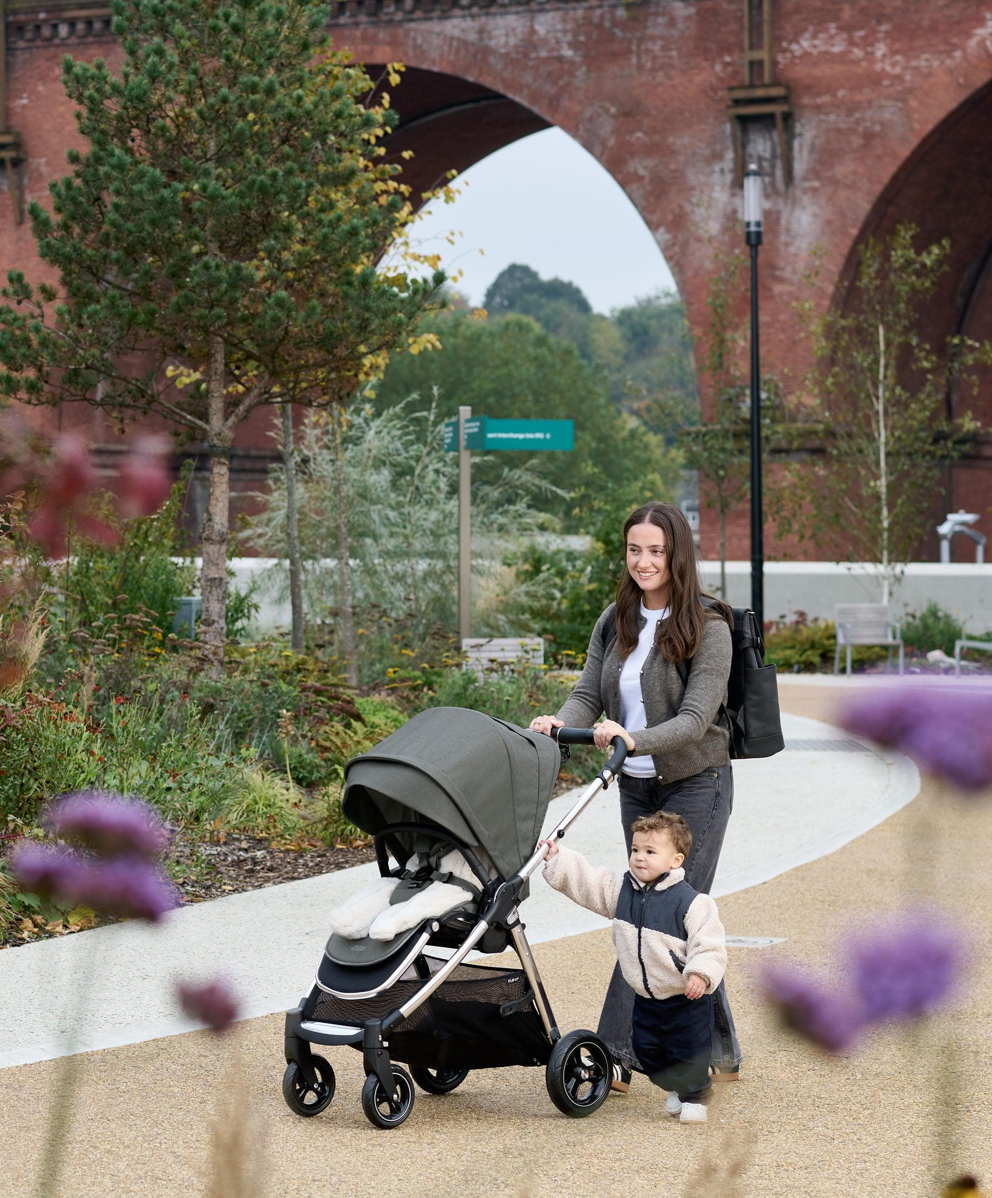 Flip XT³ Pushchair Bundle with Cybex Aton B2 Car Seat (7 Pieces) - Harbour Grey - Image 2