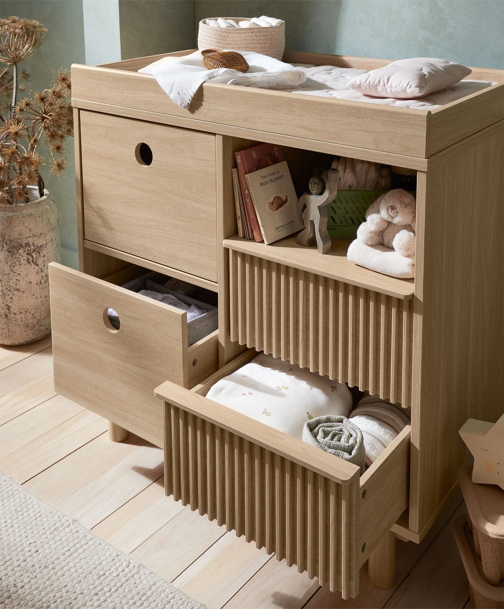 Oska 2 Piece Cotbed Set with Dresser Changer - Oak - Image 7