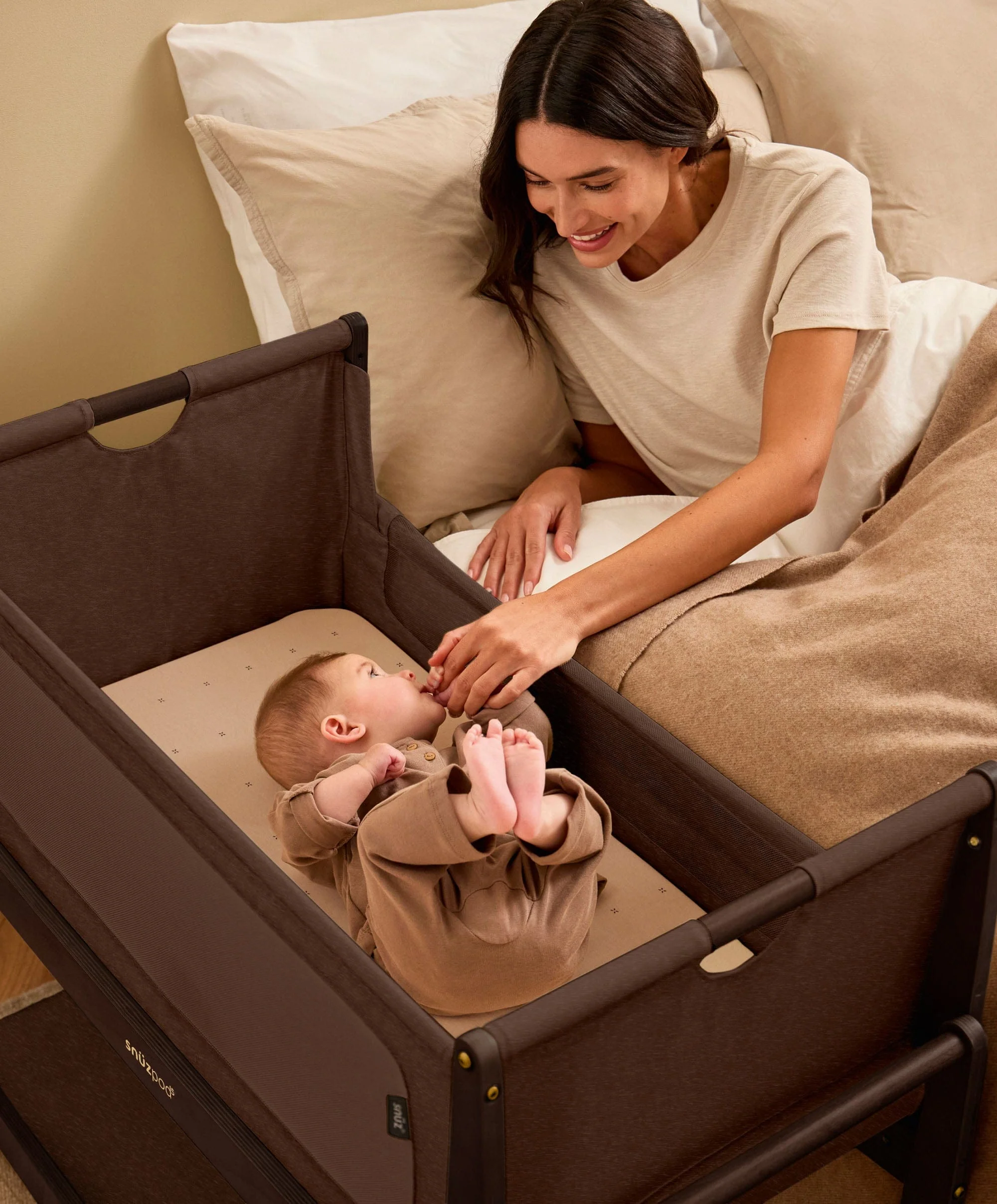 SnuzPod 5 Bedside Crib - Chocolate - Image 4